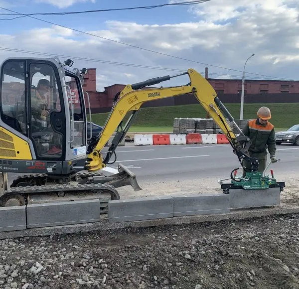Установка бордюров на пл. Богушевича - 
